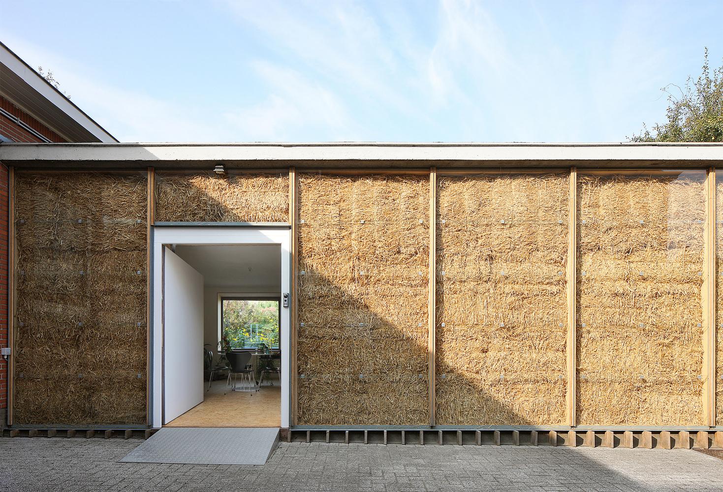 Building Efficient Walls with Agricultural Waste